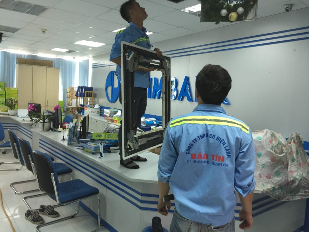 Hình ảnh nhân viên Bảo Tín đang lắp máy lạnh tại Dĩ An cho Ngân hàng Eximbank.