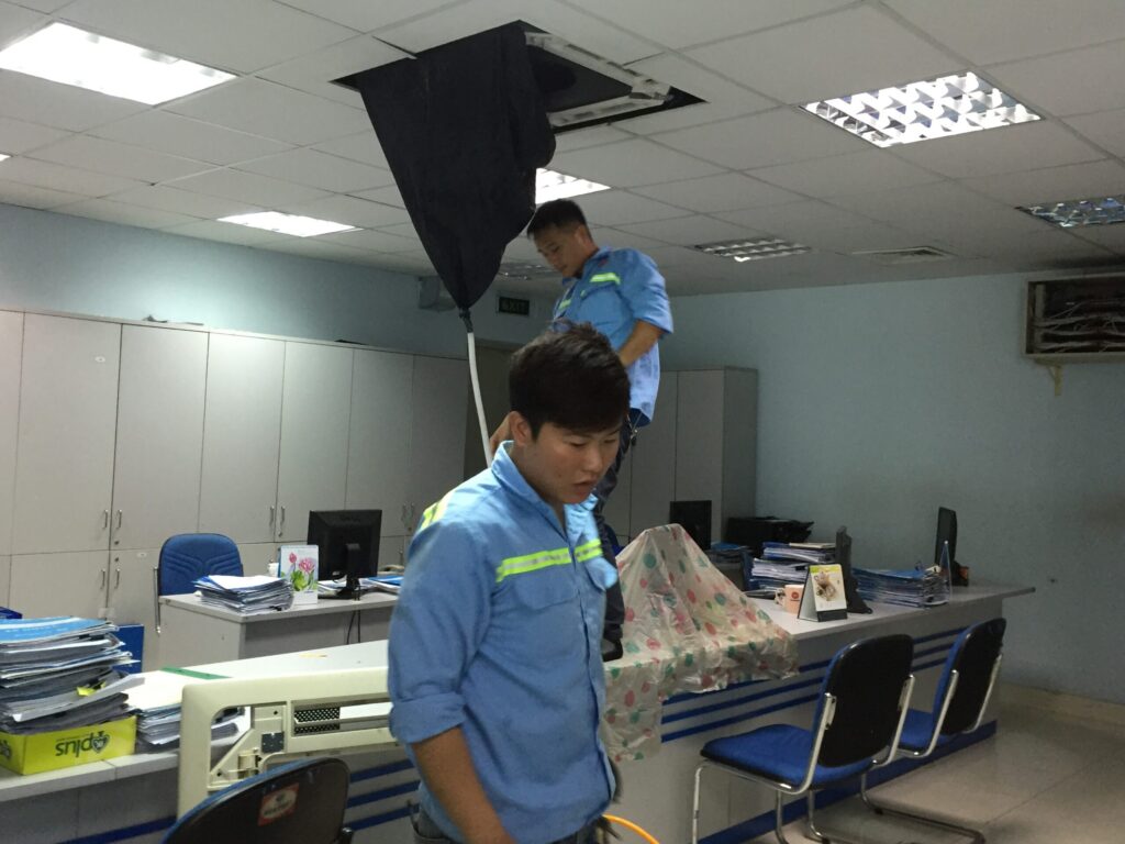 Kiểm tra lưới lọc và dàn lạnh trước khi vệ sinh máy lạnh